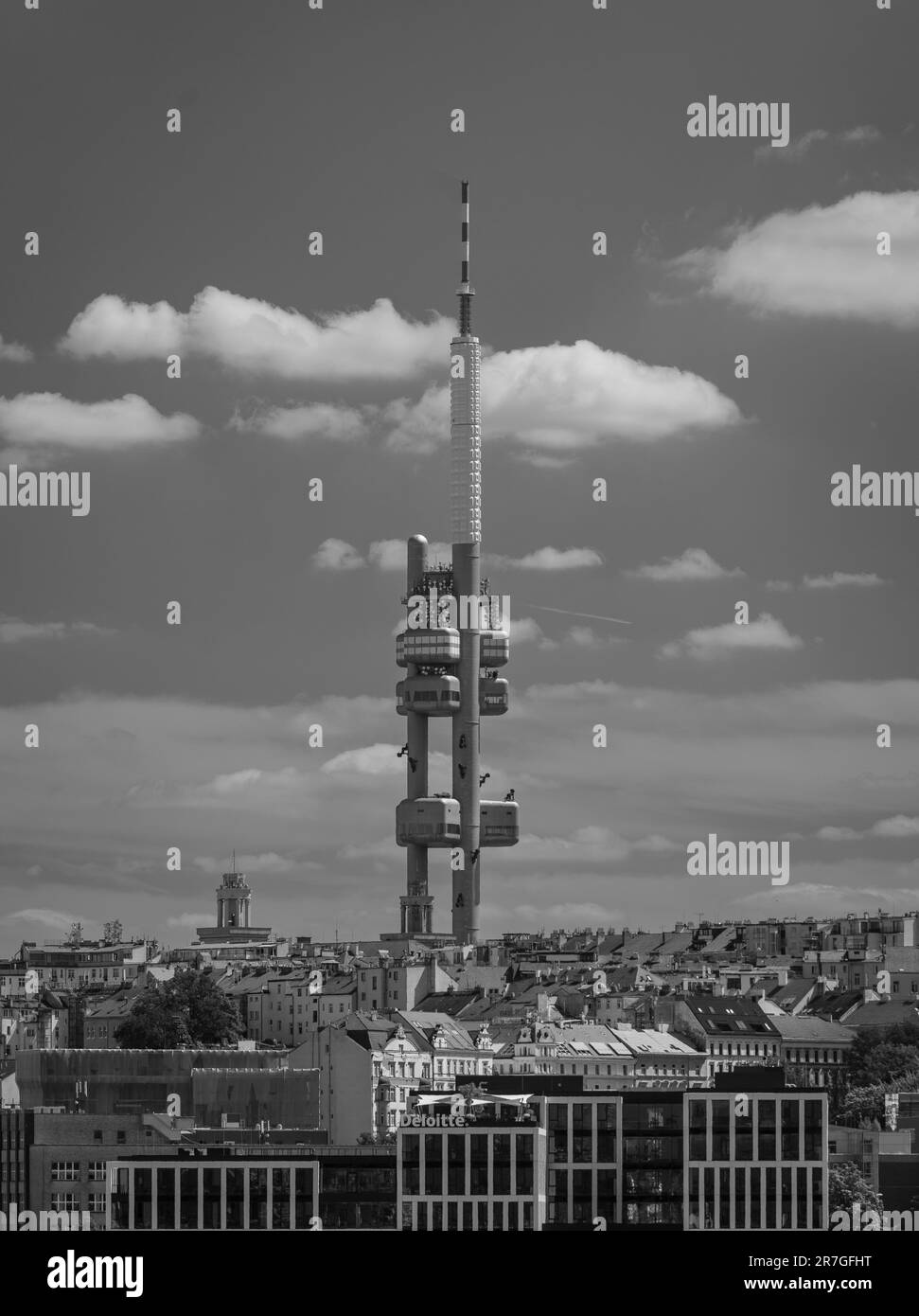 PRAGA, REPÚBLICA CHECA, EUROPA - Torre de televisión Zizkov, una torre de transmisor de 216m, y paisaje urbano. Foto de stock