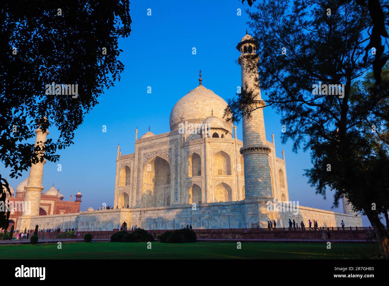 Taj Mahal a la luz de la mañana con la inscripción del corán en letra árabe que significa en inglés: Esta es una invitación a vivir en la Tierra como un buen Mus Foto de stock