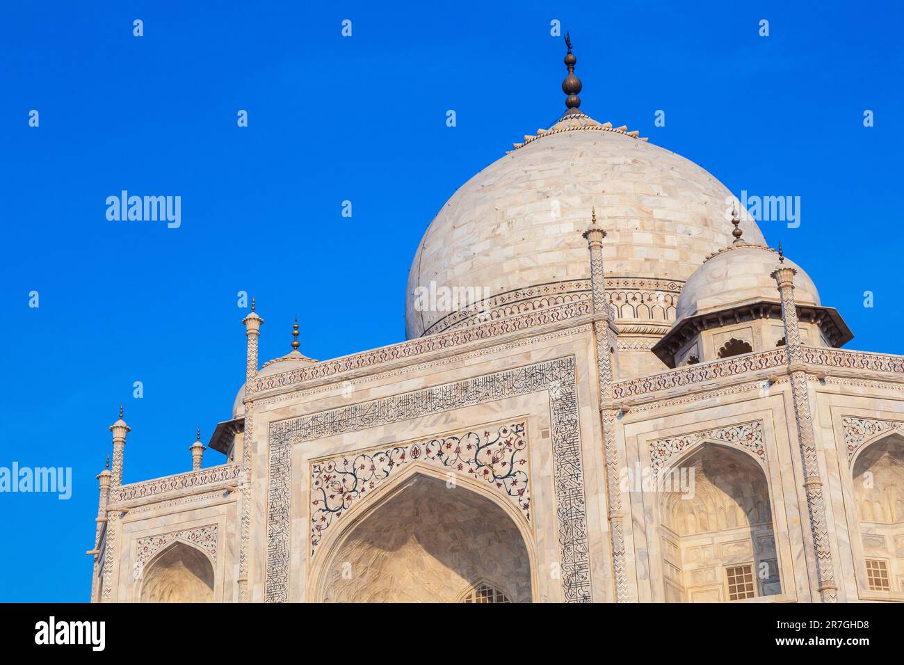 Taj Mahal en la India bajo el cielo azul con la inscripción del corán en letra árabe que significa en inglés: Esta es una invitación a vivir en la Tierra como una g Foto de stock