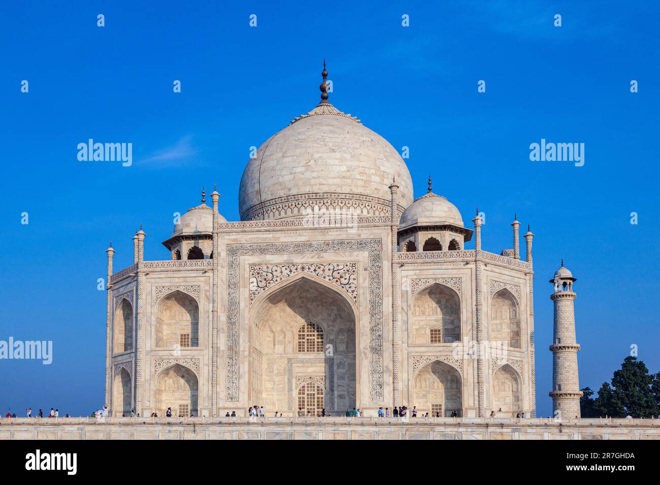 Taj Mahal en la India bajo el cielo azul con la inscripción del corán en letra árabe que significa en inglés: Esta es una invitación a vivir en la Tierra como una g Foto de stock