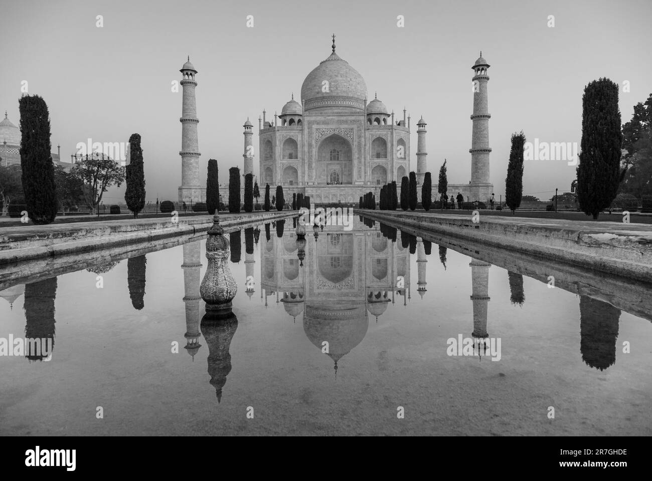 Taj Mahal a la luz de la mañana con la inscripción del corán en letra árabe que significa en inglés: Esta es una invitación a vivir en la Tierra como un buen Mus Foto de stock