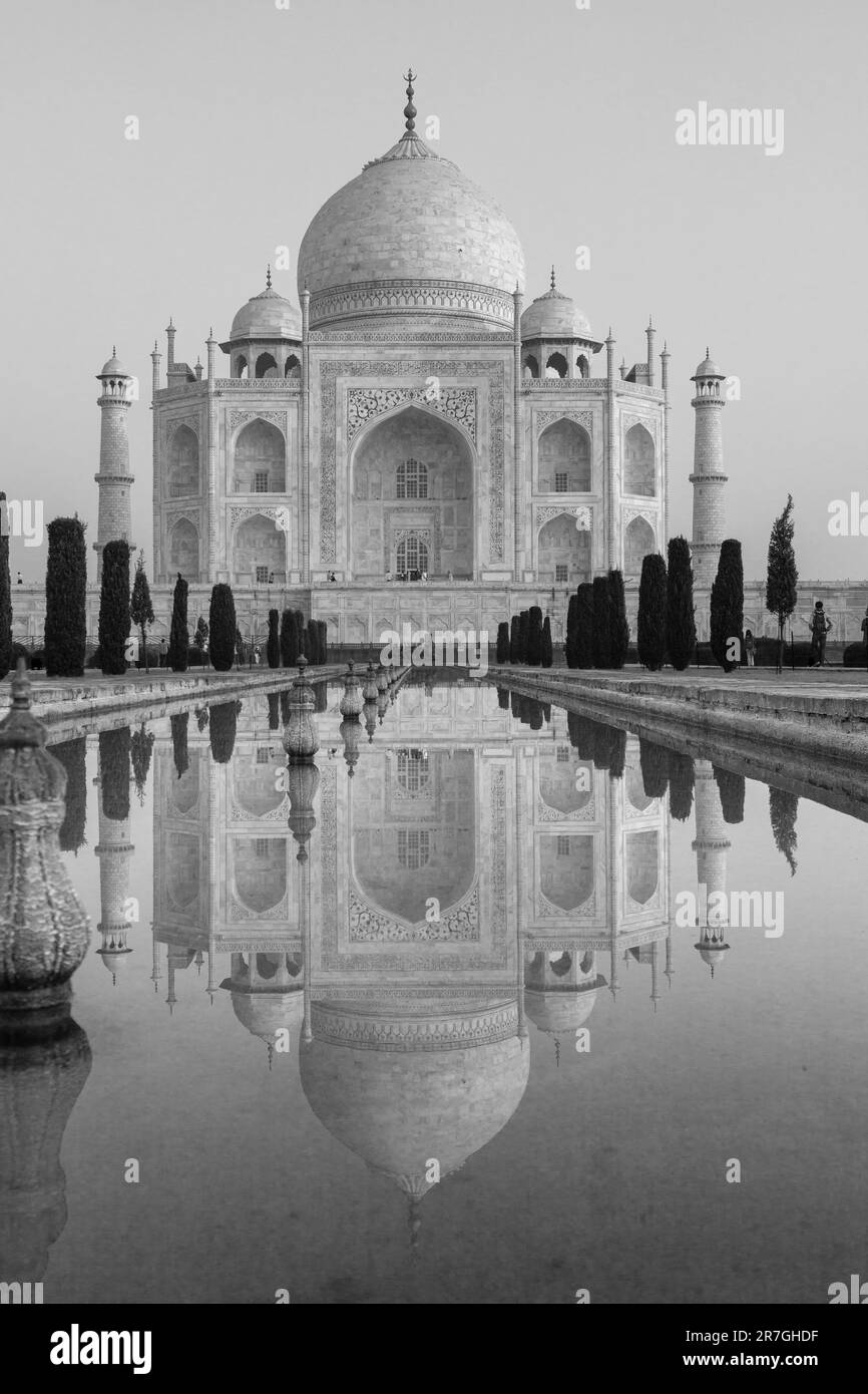 Taj Mahal a la luz de la mañana con la inscripción del corán en letra árabe que significa en inglés: Esta es una invitación a vivir en la Tierra como un buen Mus Foto de stock
