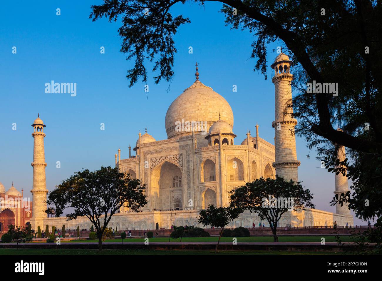 Taj Mahal a la luz de la mañana con la inscripción del corán en letra árabe que significa en inglés: Esta es una invitación a vivir en la Tierra como un buen Mus Foto de stock