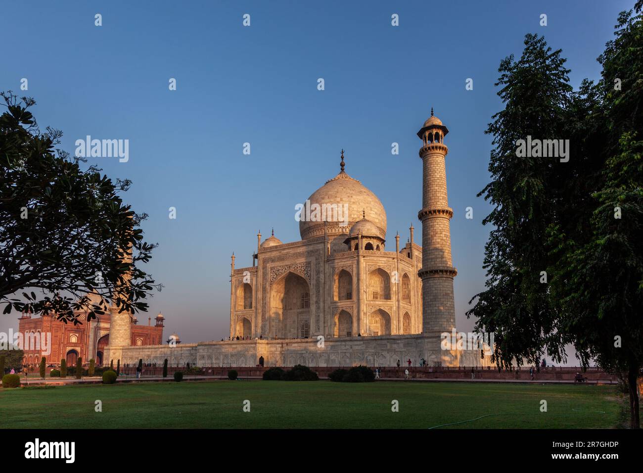 Taj Mahal a la luz de la mañana con la inscripción del corán en letra árabe que significa en inglés: Esta es una invitación a vivir en la Tierra como un buen Mus Foto de stock