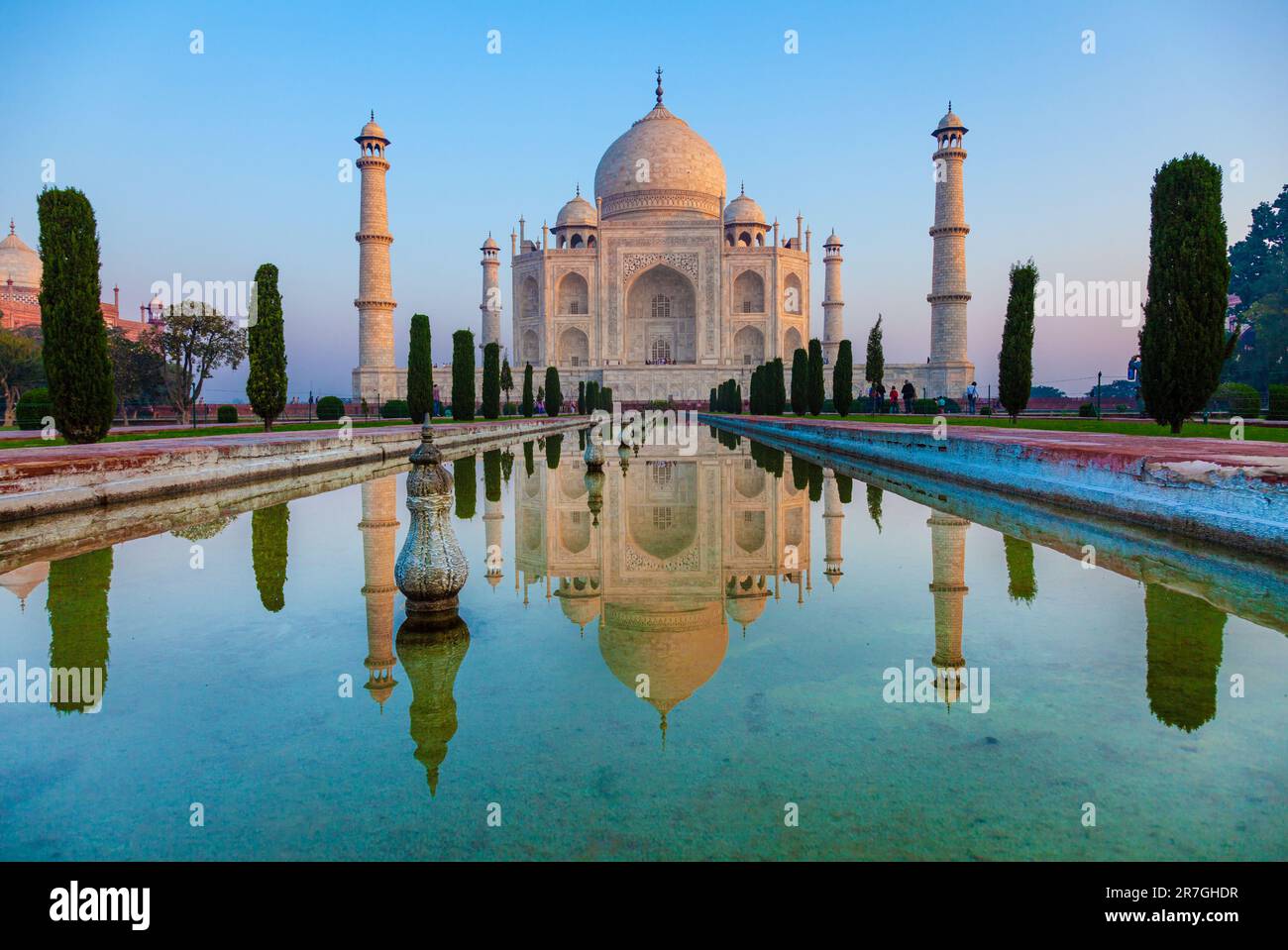 Taj Mahal a la luz de la mañana con la inscripción del corán en letra árabe que significa en inglés: Esta es una invitación a vivir en la Tierra como un buen Mus Foto de stock