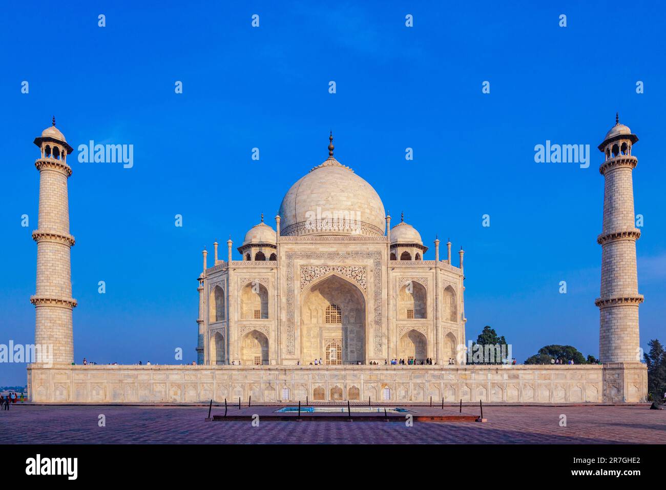 Taj Mahal en la India bajo el cielo azul con la inscripción del corán en letra árabe que significa en inglés: Esta es una invitación a vivir en la Tierra como una g Foto de stock