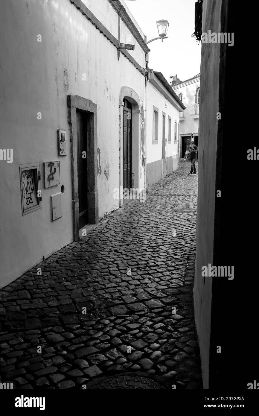 Tavira, Portugal 20 de octubre de 2022 Calle estrecha de adoquines y