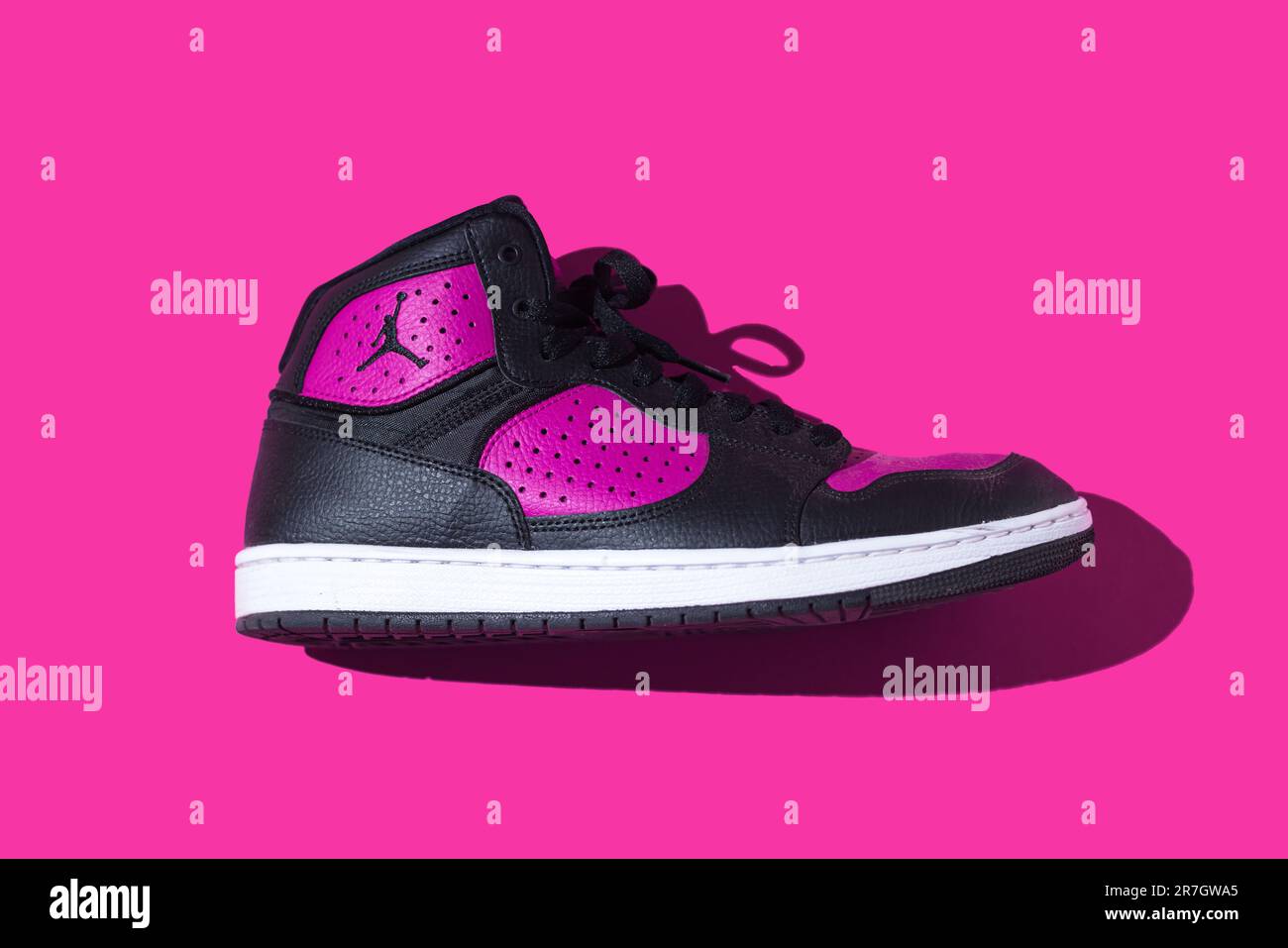 Zapatos NIKE Jordan Access negros y morados sobre un fondo morado. Concepto  de sneaker, baloncesto, retro, michael jordan, moda, colección, casual  Fotografía de stock - Alamy