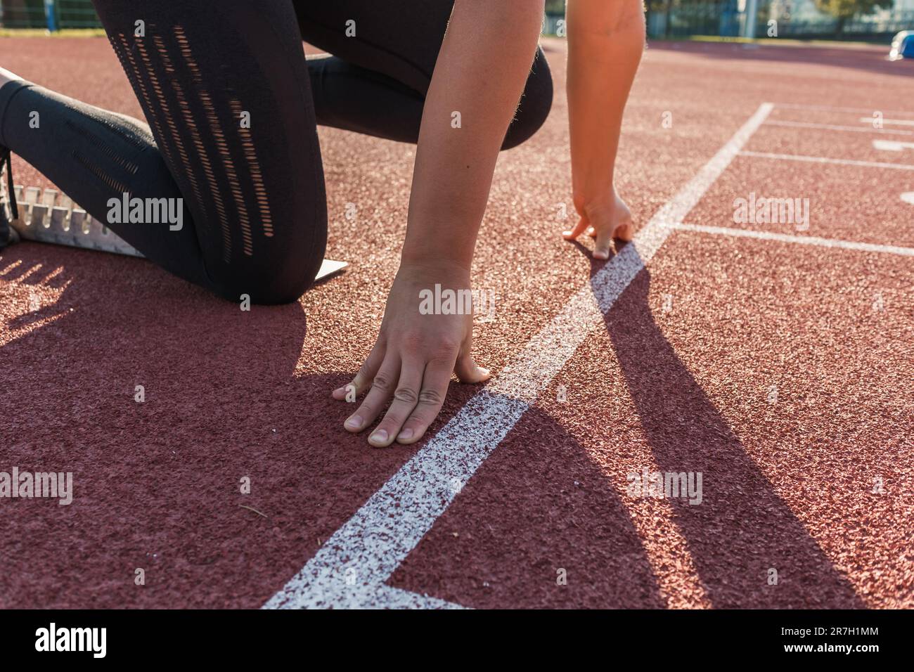 Mujer atleta con bloque de salida preparado para Modo Modelo 3D