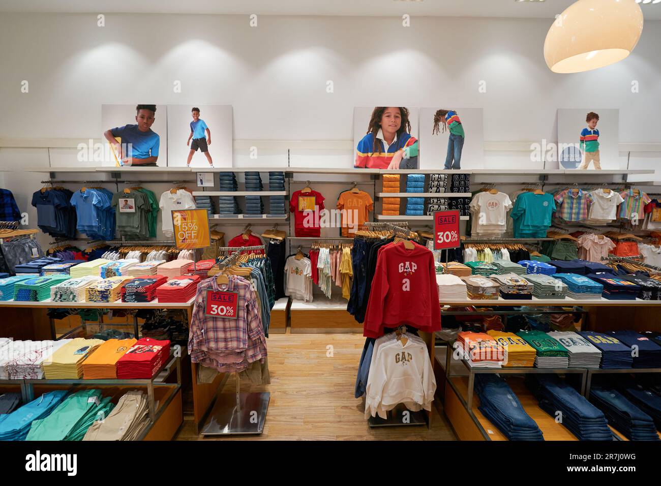 Ropa gap ropa para ni os fotograf as e im genes de alta resoluci n