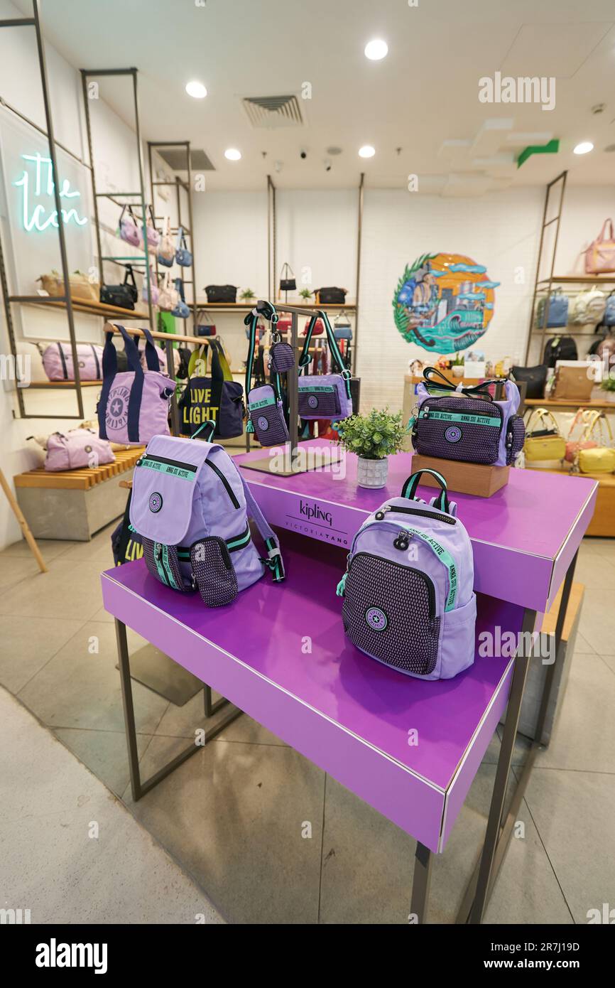 CIUDAD DE HO CHI MINH, VIETNAM - CIRCA MARZO de 2023: Varias bolsas  exhibidas en la tienda Kipling en Crescent Mall. Kipling es una marca que  vende bolsos, b Fotografía de stock - Alamy