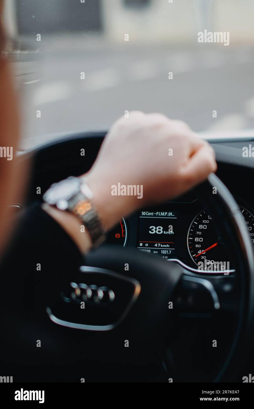 Una imagen de primer plano de un volante Audi A4 Allroad 2013 y una mano  con un reloj Fotografía de stock - Alamy