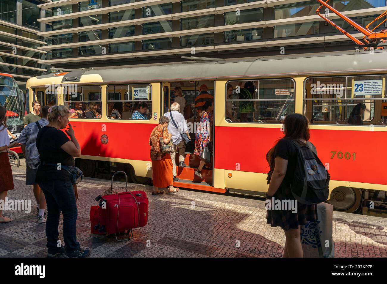 PRAGA, REPÚBLICA CHECA, EUROPA - Las personas que suben al tranvía en el casco antiguo. Tranvía. Foto de stock