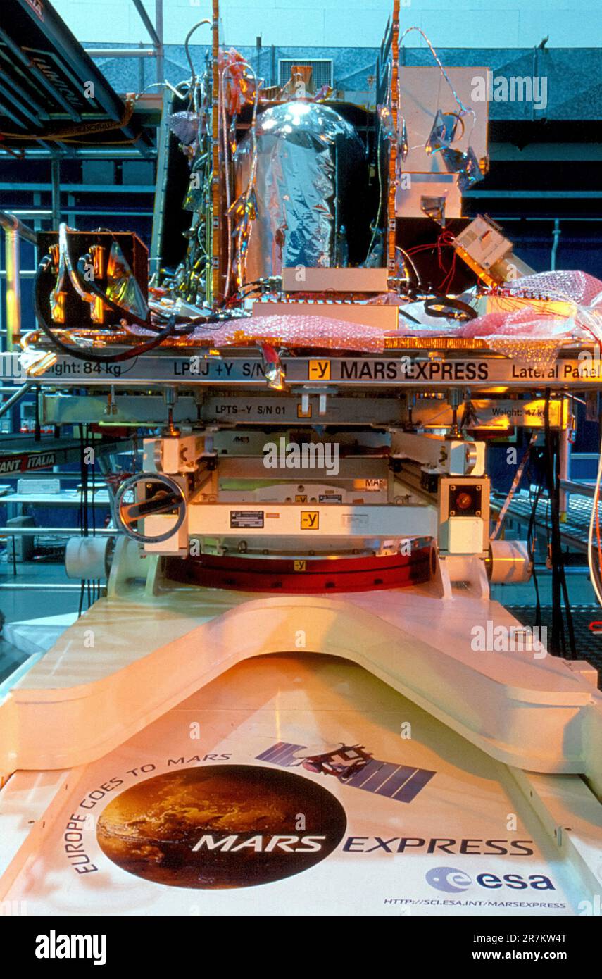 Construcción de la nave espacial Mars Express - Construcción de la nave espacial Mars Express. Ingeniero que trabaja en los motores de la nave espacial Mars Express durante la construcción de la nave espacial en la sala limpia de la compañía Alenia Spazio, Turín, Italia. Se trata de una sonda no tripulada de la Agencia Espacial Europea (ESA) que fue aprobada para su construcción en enero de 2000, lanzada en junio de 2003 y llegó a Marte en diciembre de 2003. Sus instrumentos están siendo utilizados para mapear Marte y analizar la composición de la superficie del planeta. La misión inicial Mars Express, que fue por un año marciano (687 días terrestres), todavía continúa Foto de stock