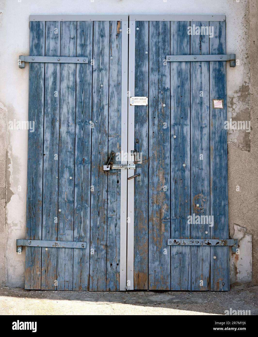 Puertas azules desgastadas Foto de stock