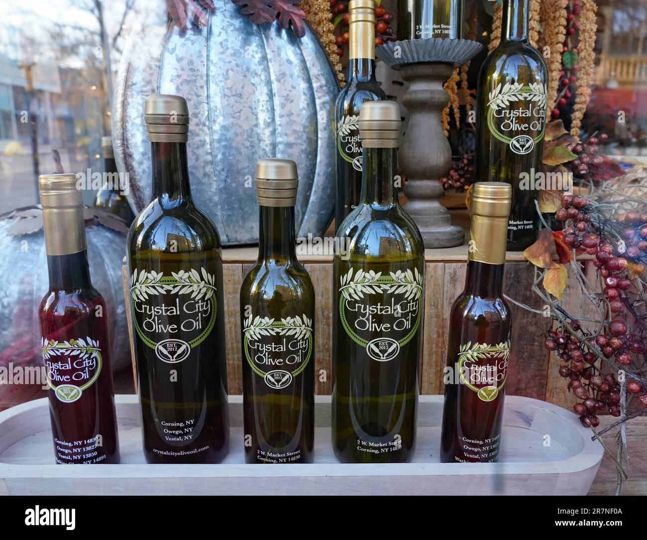 Escaparate con botellas de aceite de oliva artesanal Foto de stock