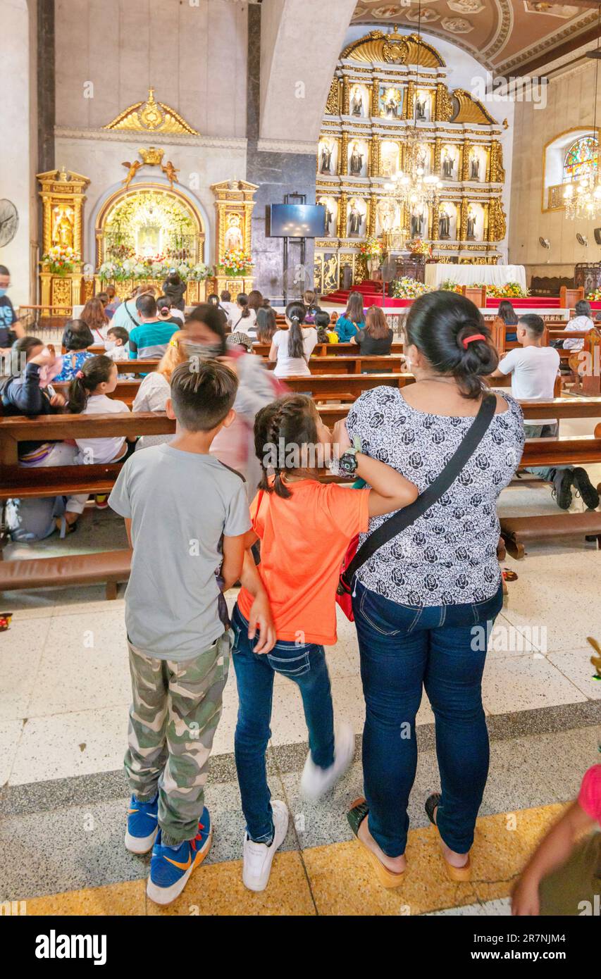 Ciudad de Cebu, Cebu, Filipinas-enero de 17 2023: Todas las edades de católicos filipinos, vienen a arrodillarse, orar y dar gracias, en este sitio religiosamente importante, encontrado Foto de stock