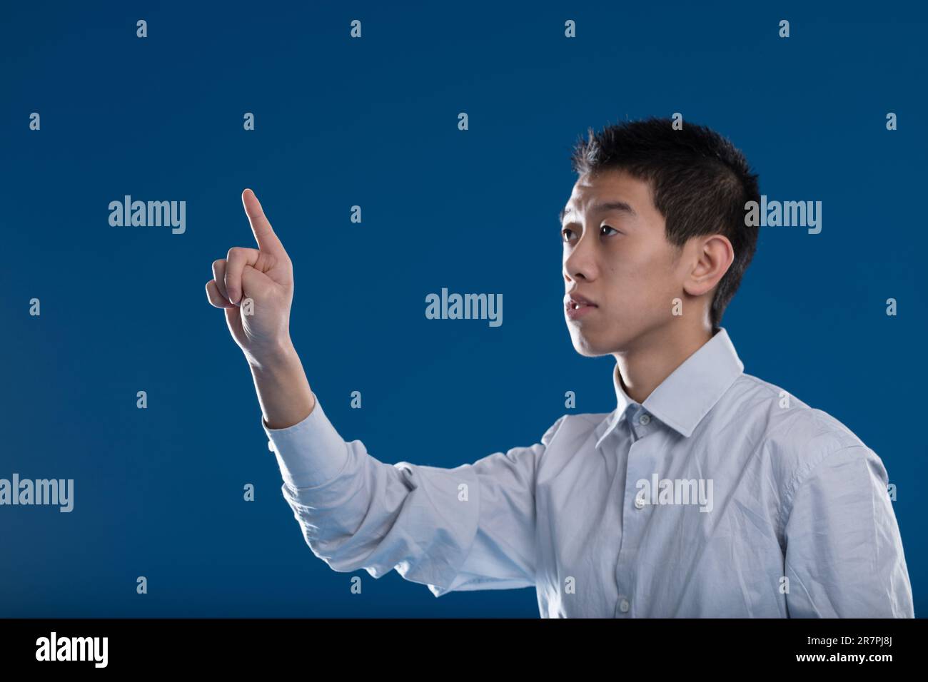 La yema del dedo del hombre asiático en un enfoque nítido, escribiendo