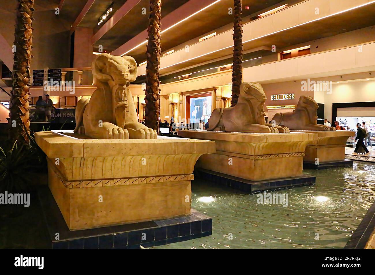 Interior del antiguo Egipto temático Luxor Las Vegas casino hotel con estatuas y tiendas Paradise Las Vegas Strip Las Vegas Nevada EE.UU Foto de stock