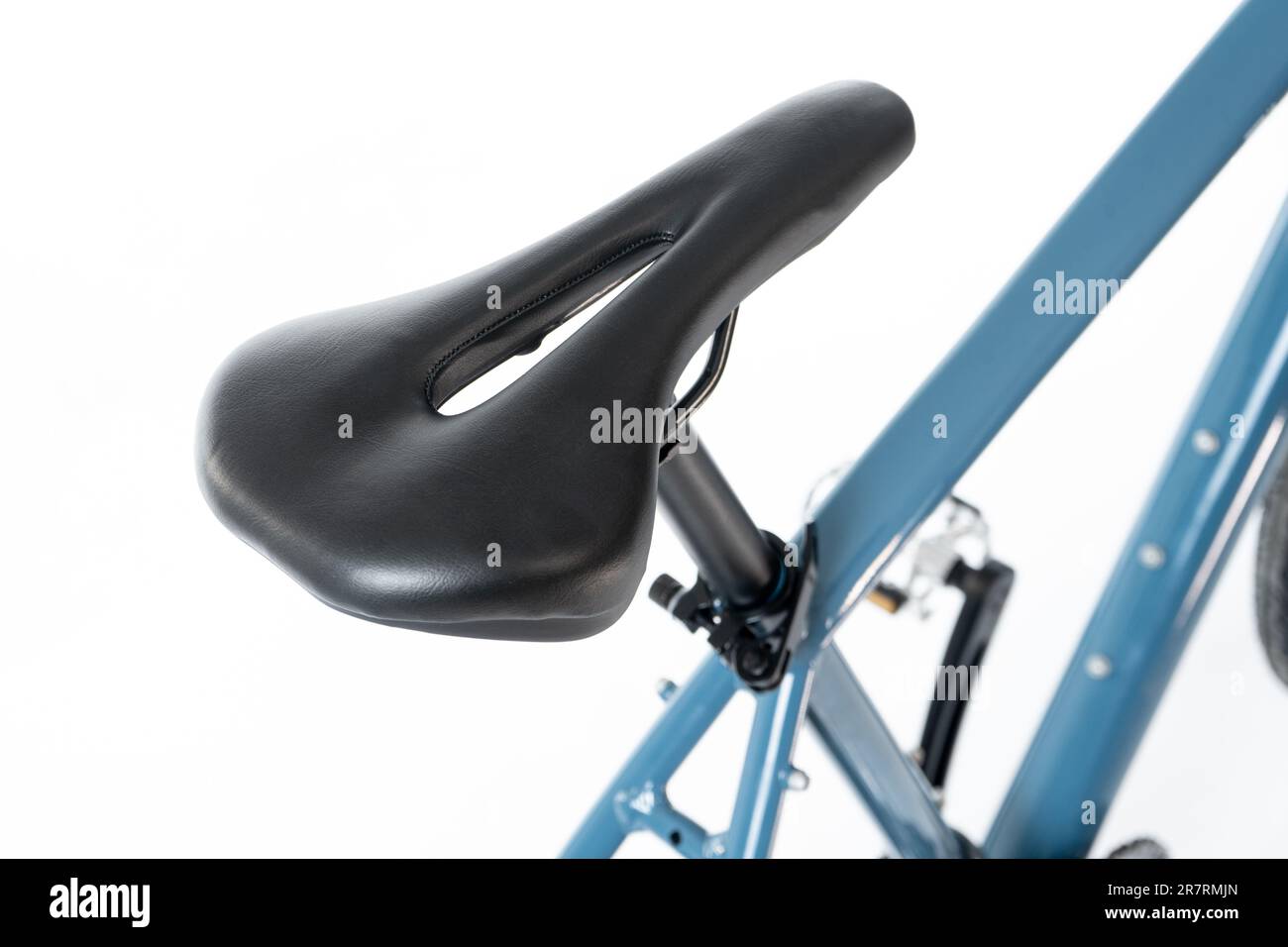 asiento de bicicleta deportivo moderno o parte de sillín aislado sobre fondo blanco Foto de stock