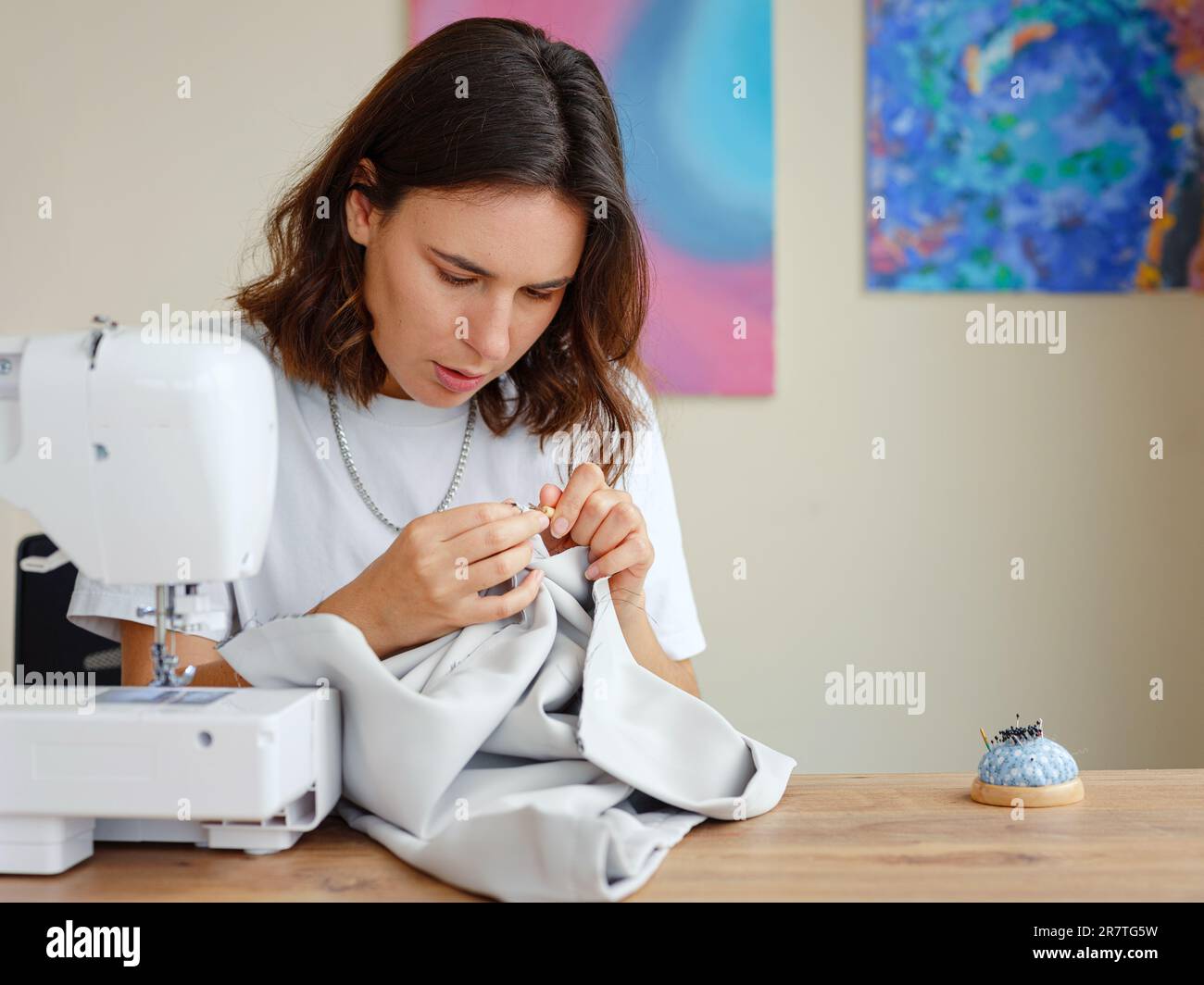 Moda, tela y costura, mujer en la máquina en la pequeña empresa con ideas  creativas y enfoque en el estudio casero. Creatividad, startup y diseño,  sastre o Fotografía de stock - Alamy