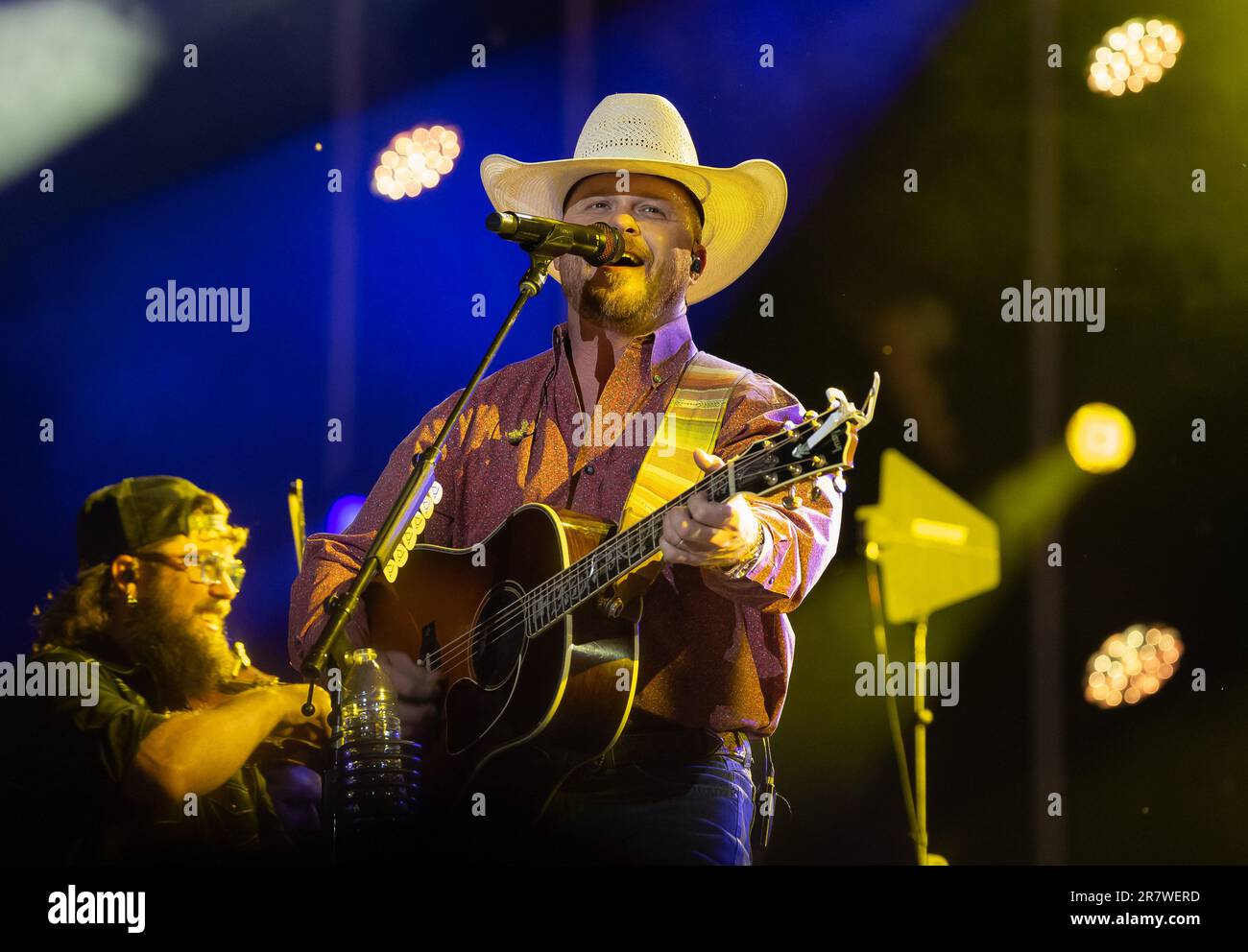 Cody Johnson actúa durante el día 2 del CMA Fest en el Nissan Stadium