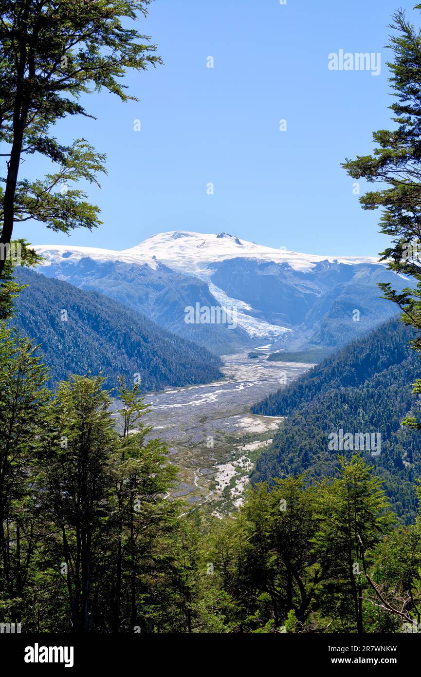 Espectacular paisaje con montañas, glaciares y lagos del Parque Nacional Pumalín en la Patagonia chilena Foto de stock