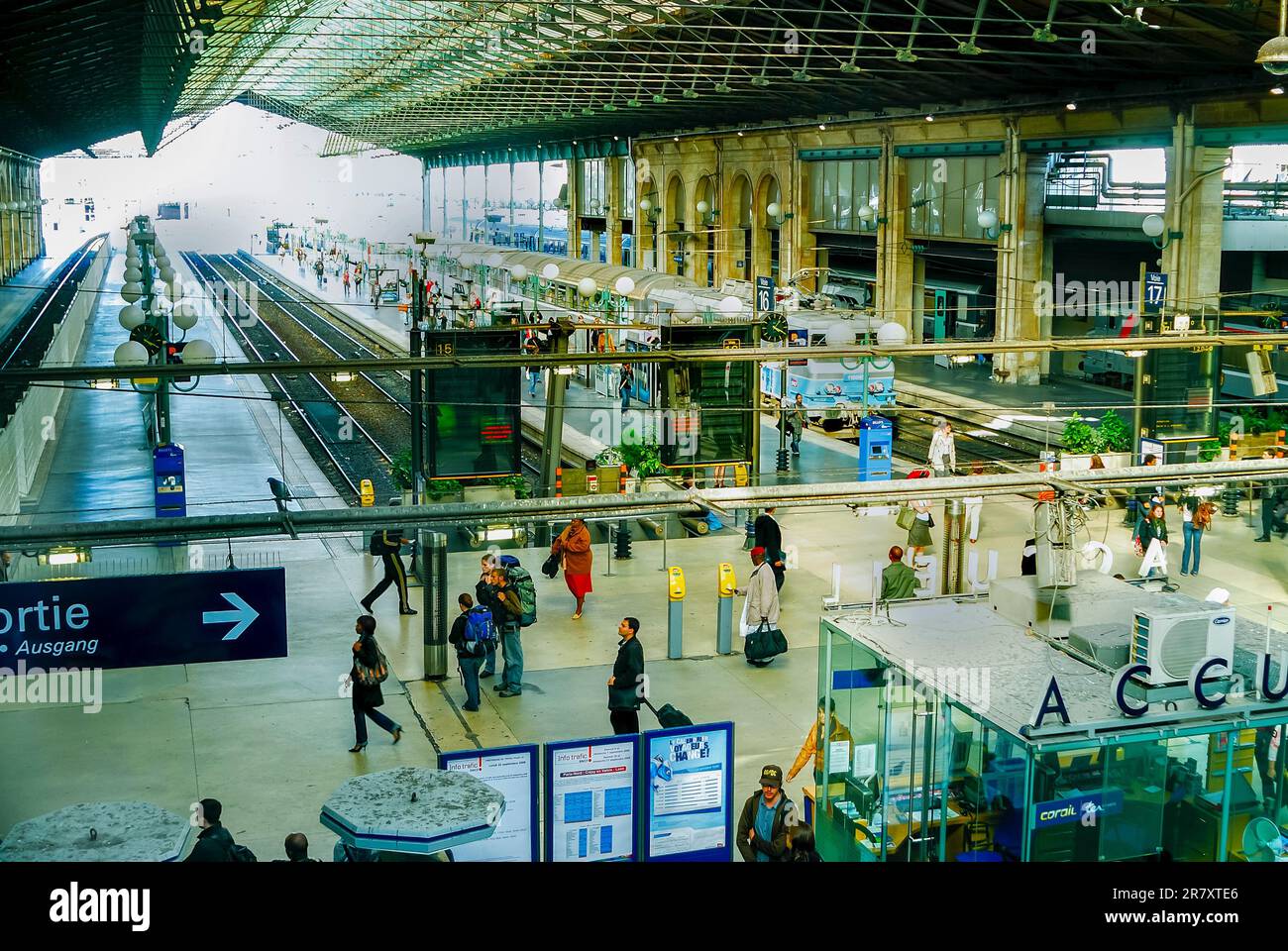 París, Francia, gran multitud de pasajeros esperando dentro de la estación de tren francesa, Gare du Nord, High Angle, SNCF Foto de stock