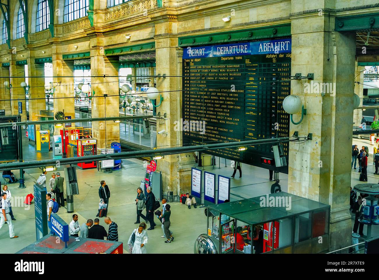 París, Francia, multitud de pasajeros esperando, caminando dentro de la estación de tren francesa, Gare du Nord, High Angle, SNCF Foto de stock