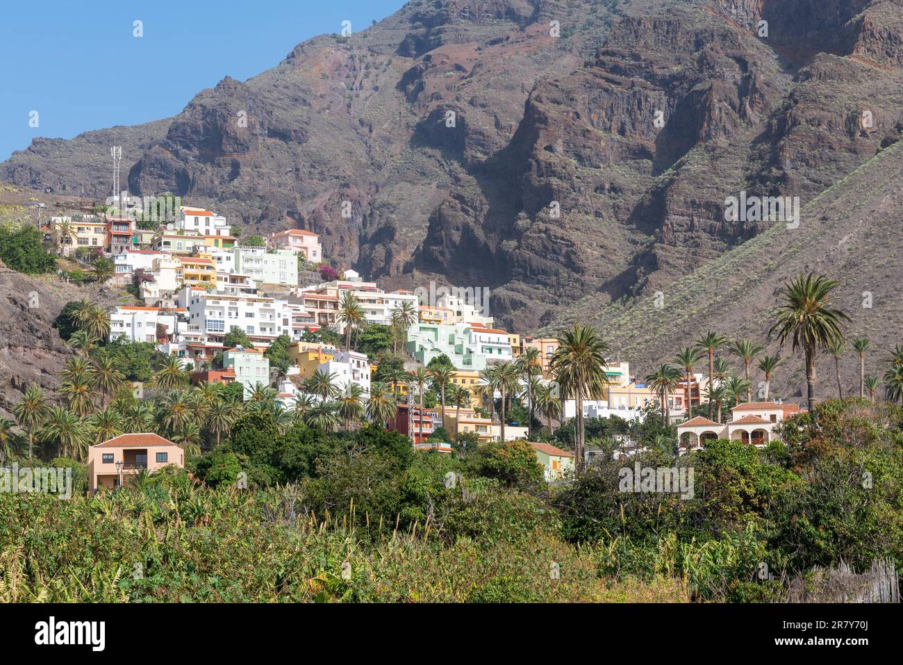 El pueblo de La Calera en la ladera de la montaña del Valle Gran Rey en la isla de La Gomera. El pequeño pueblo está situado en el lado oeste de la Foto de stock
