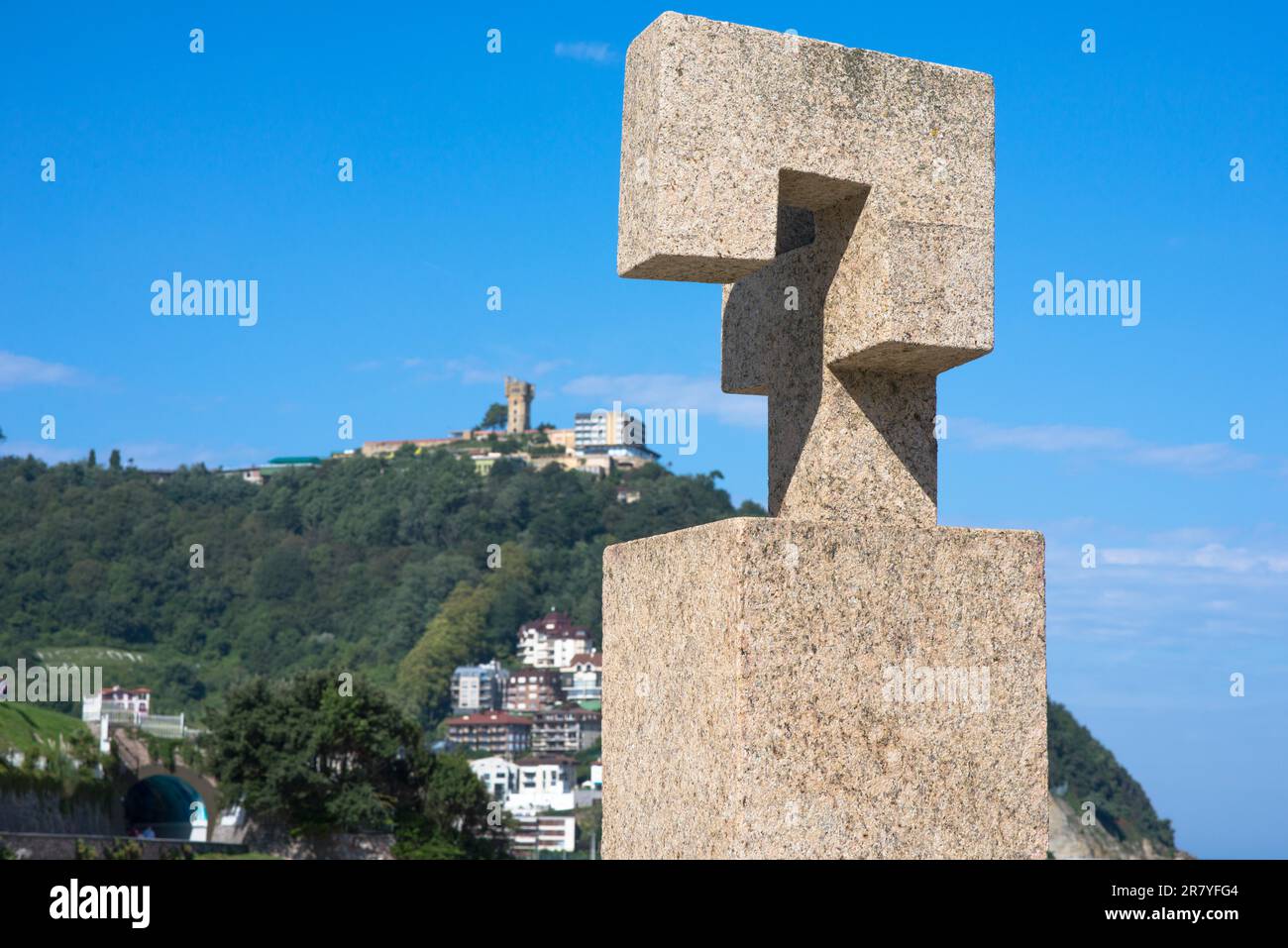 Arte público en el paseo marítimo de la metrópolis vasca Donostia San Sebastián. Al fondo el monte Igeldo con el barrio Igeldo de San Foto de stock