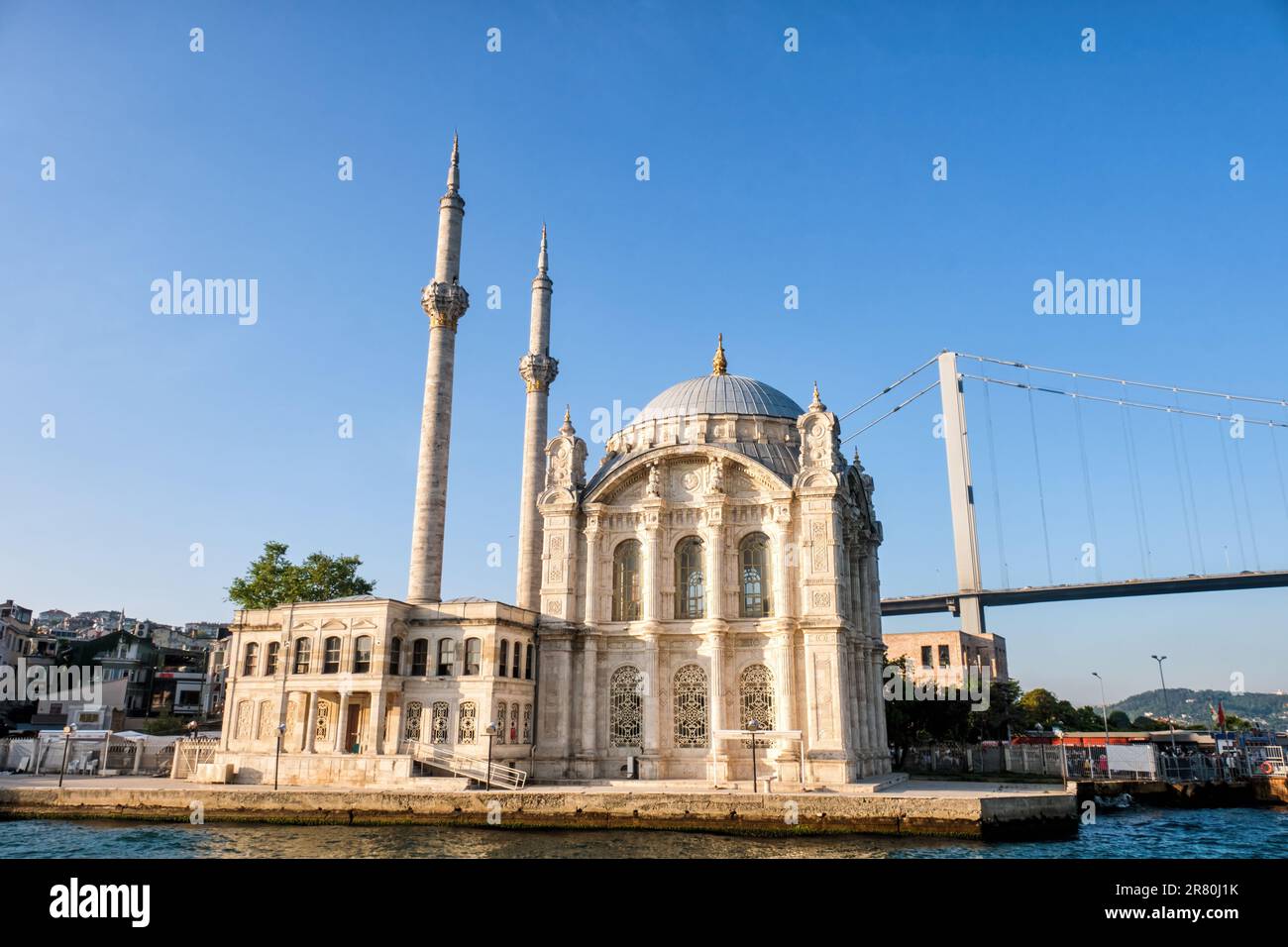 Vista de gran angular de la mezquita de Ortakoy y el puente del Bósforo, Estambul, Turquía Foto de stock