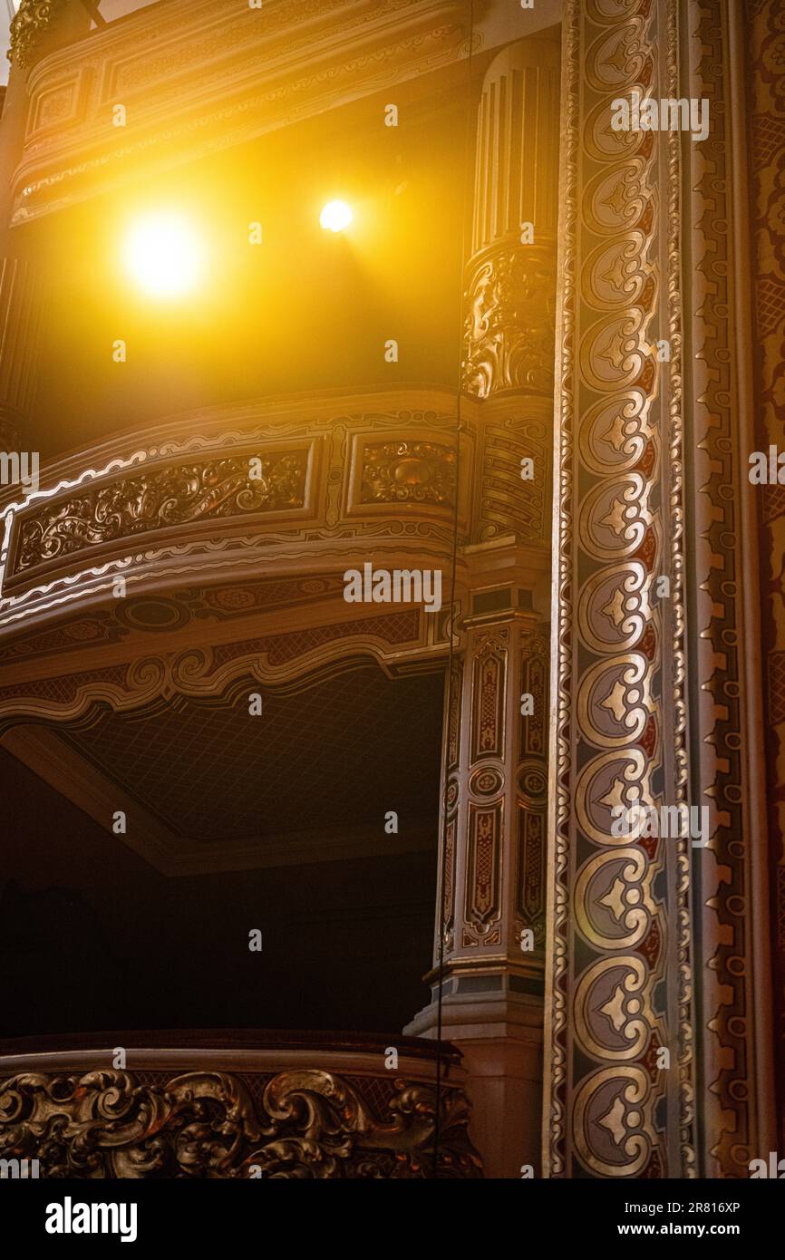Detalle de la Sala de Teatro Lope de Vega, que muestra la Torre Giralda y  una carabela sobre el Globo. Sevilla, España Fotografía de stock - Alamy