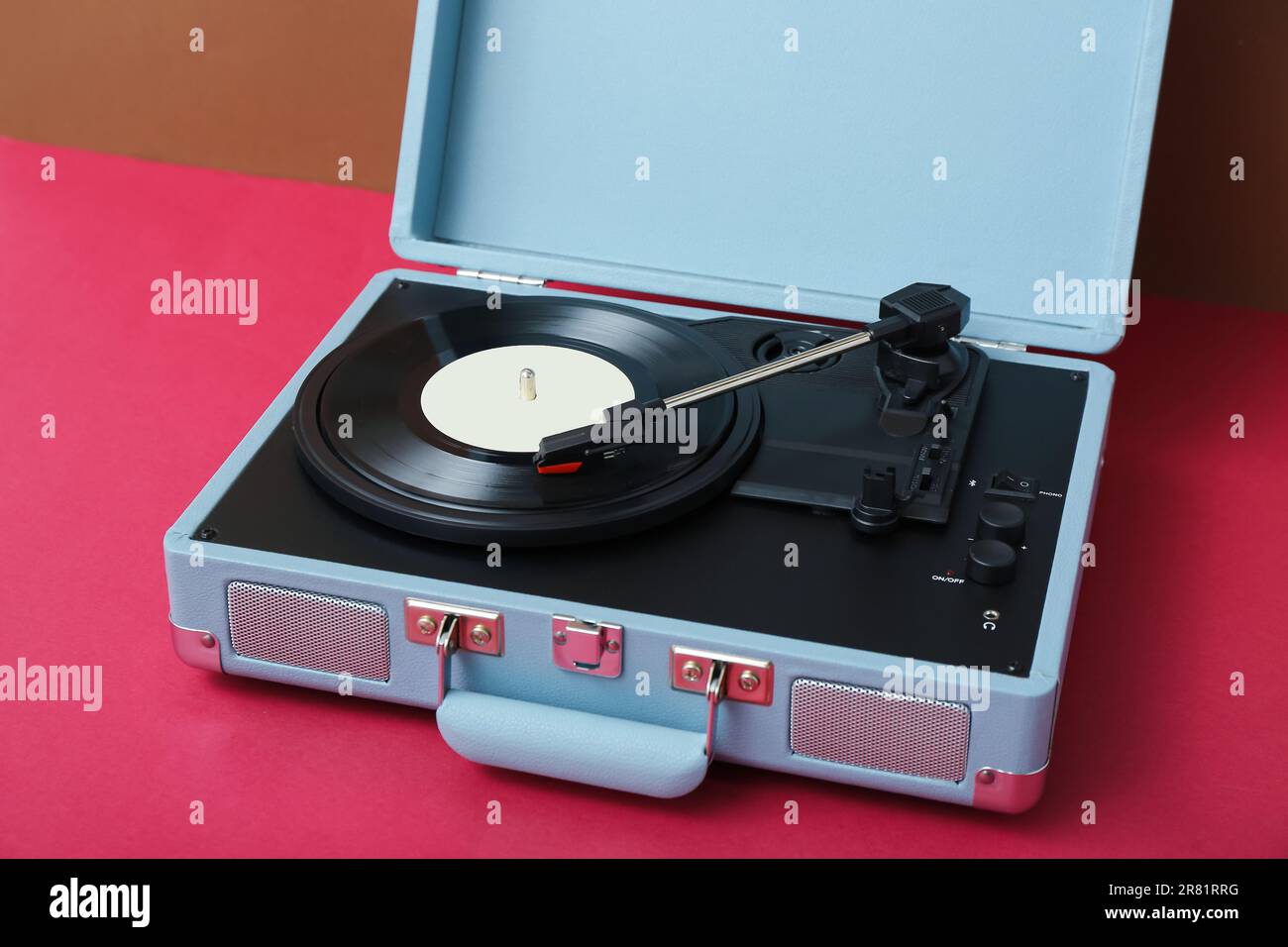 Vintage tocadiscos vinilo reproductor de discos en una mesa Fotografía de  stock - Alamy