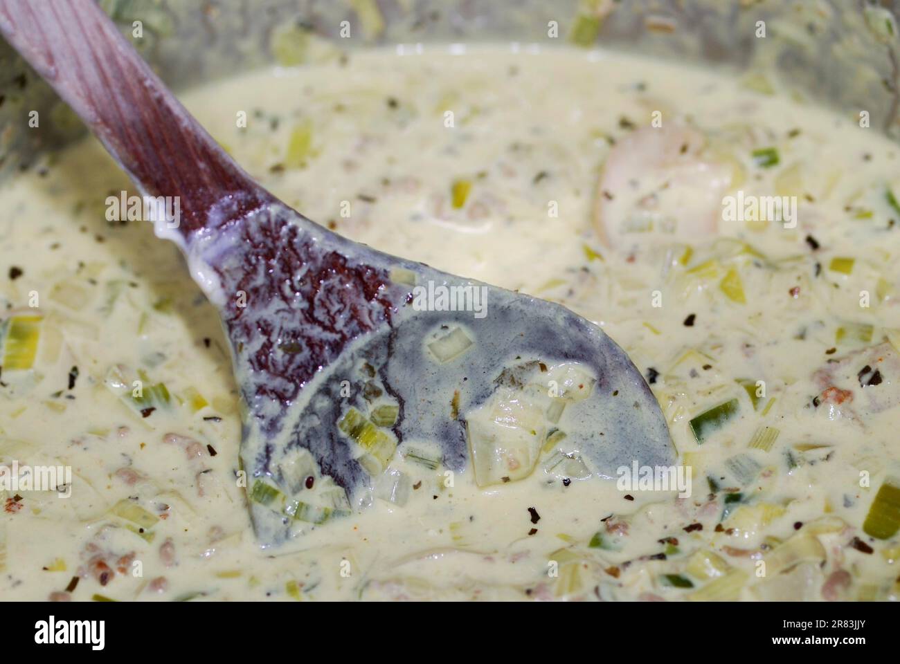 Sopa de verduras con ajo de campo, cebolla y patatas Foto de stock