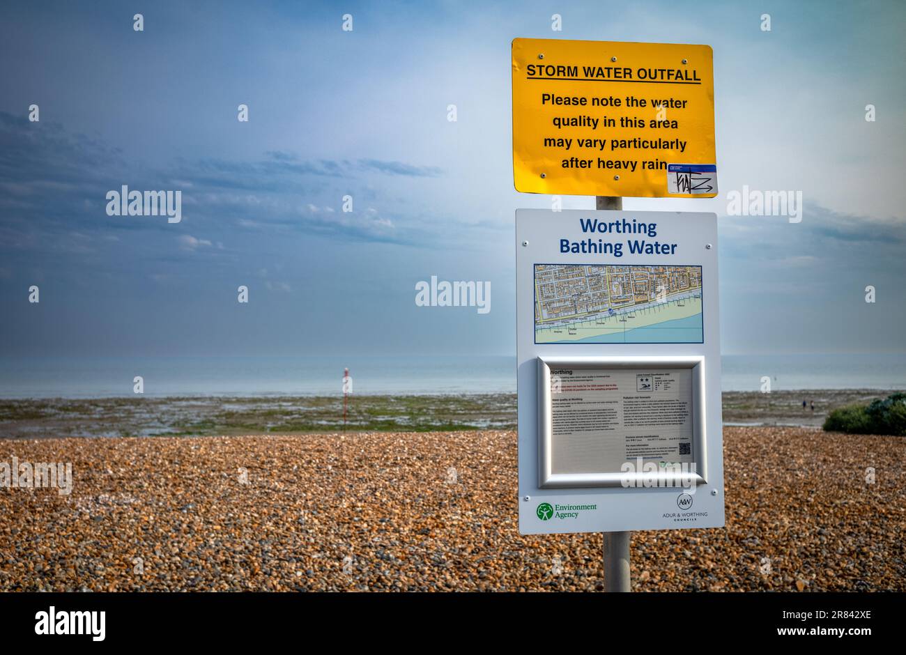 Una señal que advierte a la gente de los peligros del agua contaminada, especialmente después de fuertes lluvias, en la playa de Worthing, West Sussex, Reino Unido. Empresas de agua en t Foto de stock