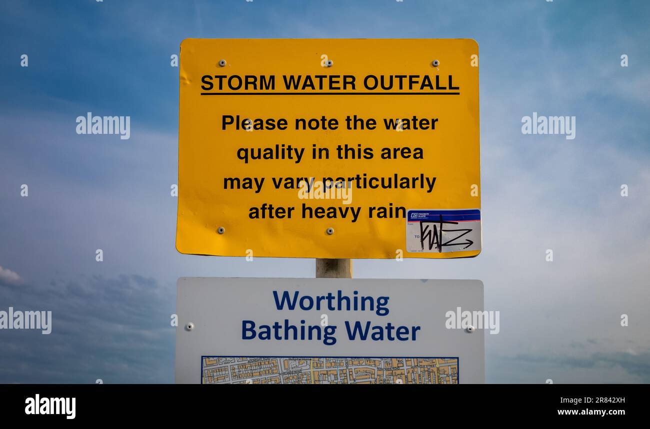 Una señal que advierte a la gente de los peligros del agua contaminada, especialmente después de fuertes lluvias, en la playa de Worthing, West Sussex, Reino Unido. Empresas de agua en t Foto de stock