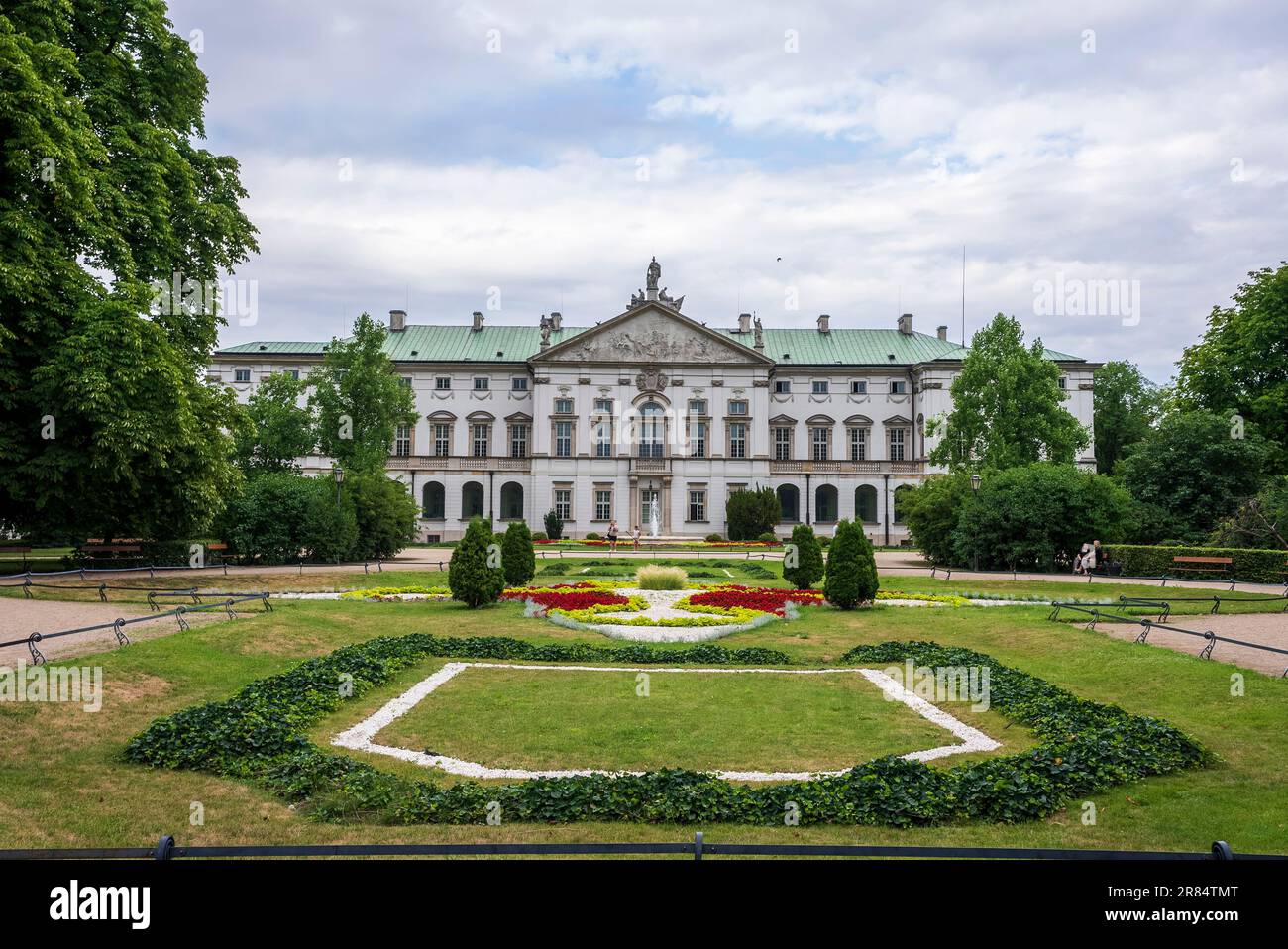 Maravillosa vista del Palacio y Jardín de Krasinski, Varsovia, la capital y ciudad más grande de Polonia Foto de stock