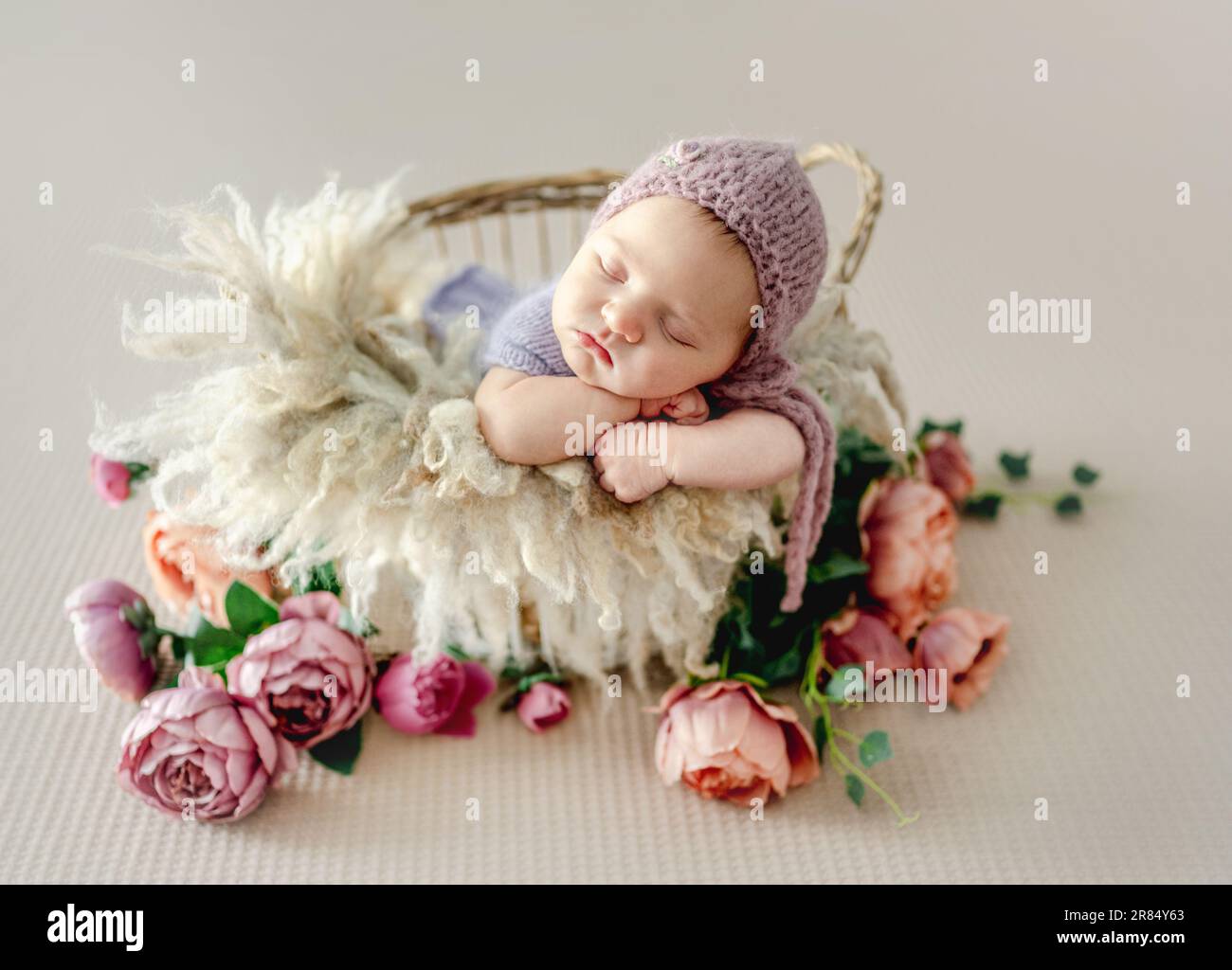 Bebé recién nacido niña fotohoot Fotografía de stock - Alamy