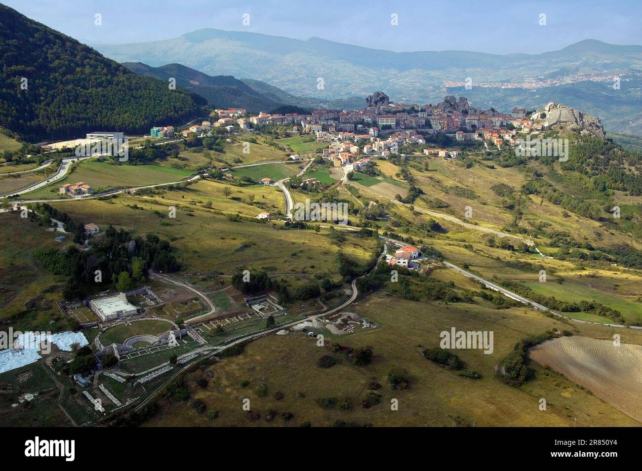 Italia Molise Pietrabbondante vista con área arqueológica Foto de stock