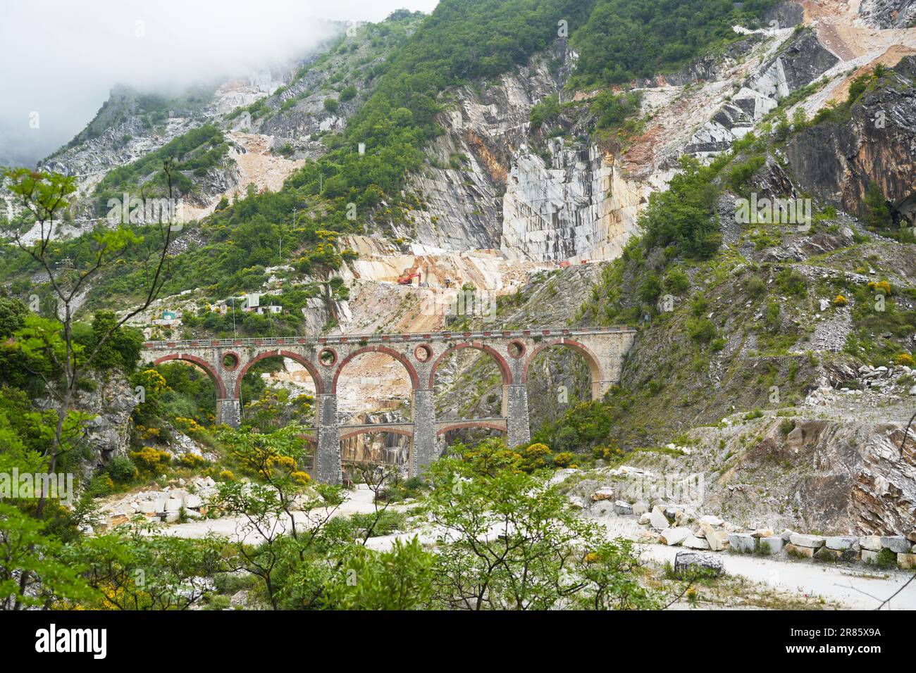 Puentes Ponti di Vara en canteras de mármol de Carrara, Toscana, Italia Foto de stock