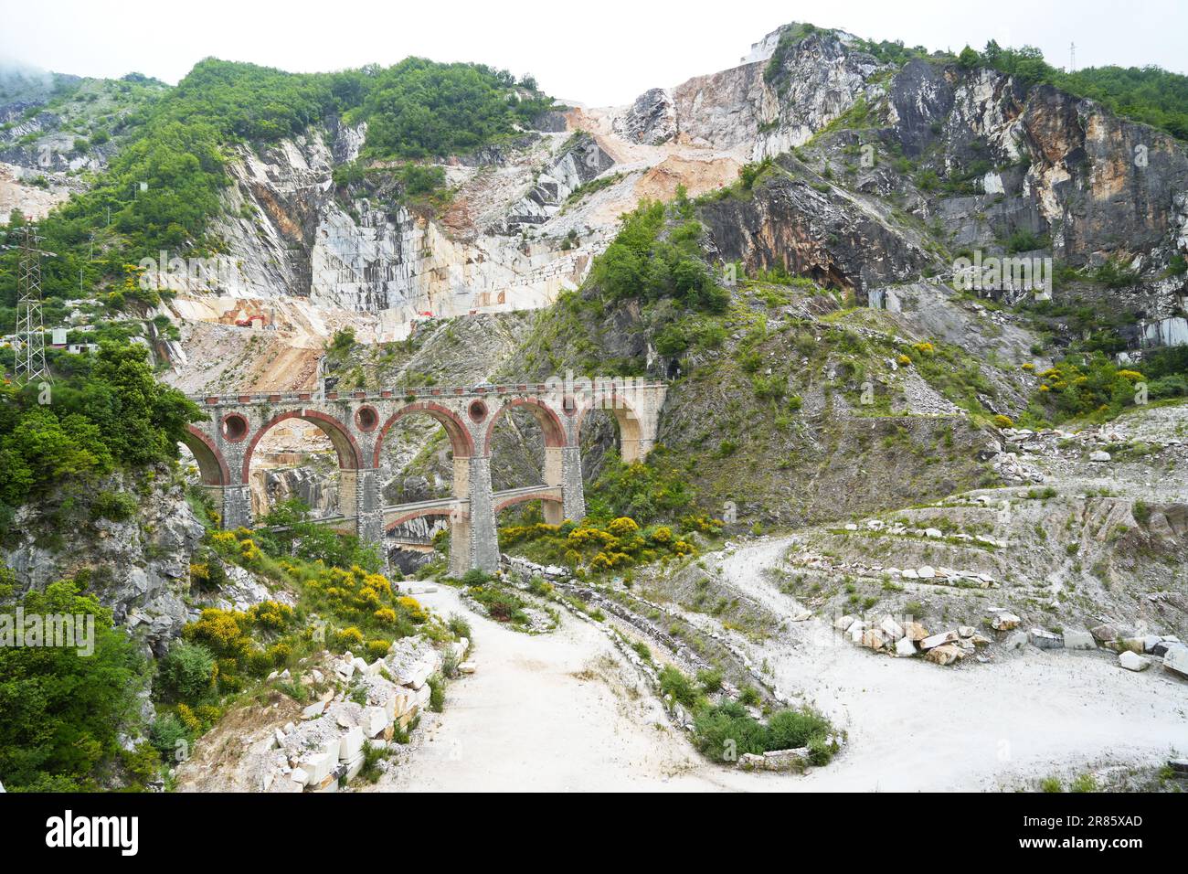 Puentes Ponti di Vara en canteras de mármol de Carrara, Toscana, Italia Foto de stock