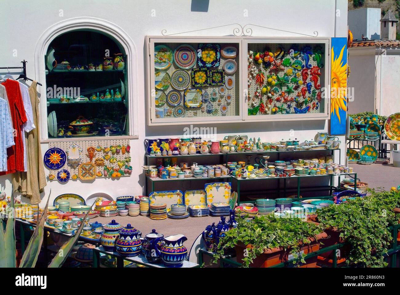 Italia Campania Costiera Amalfitana ( Costa de Amalfi ) - Positano Una tienda de cerámica característica Foto de stock