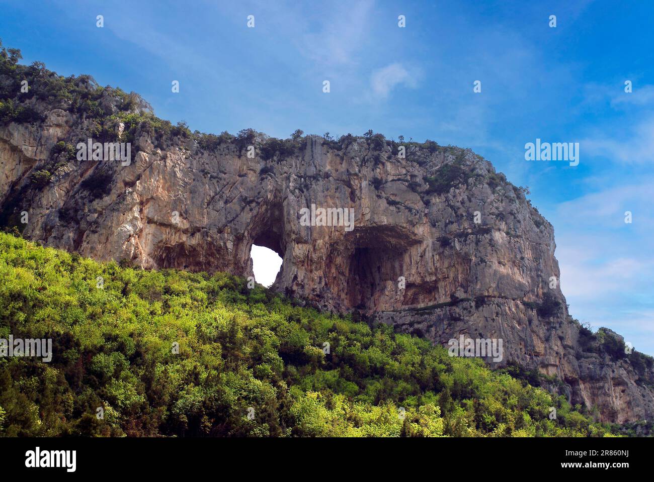Italia Campania Costiera Amalfitana ( Costa de Amalfi )- Positano - El agujero en la montaña en Montepertuso se dice que fue causado por la virgen que, desafiada por el diablo, puso un dedo en la roca, Haciendo un agujero en él y haciendo que el Maligno se hunda en él Foto de stock