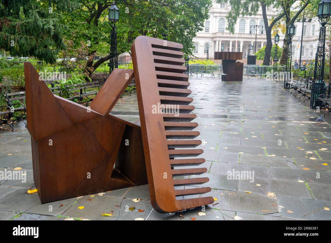 La vida en las esculturas abstractas por Wyatt Kahn arte público en un parque en Manhattan NYC Foto de stock