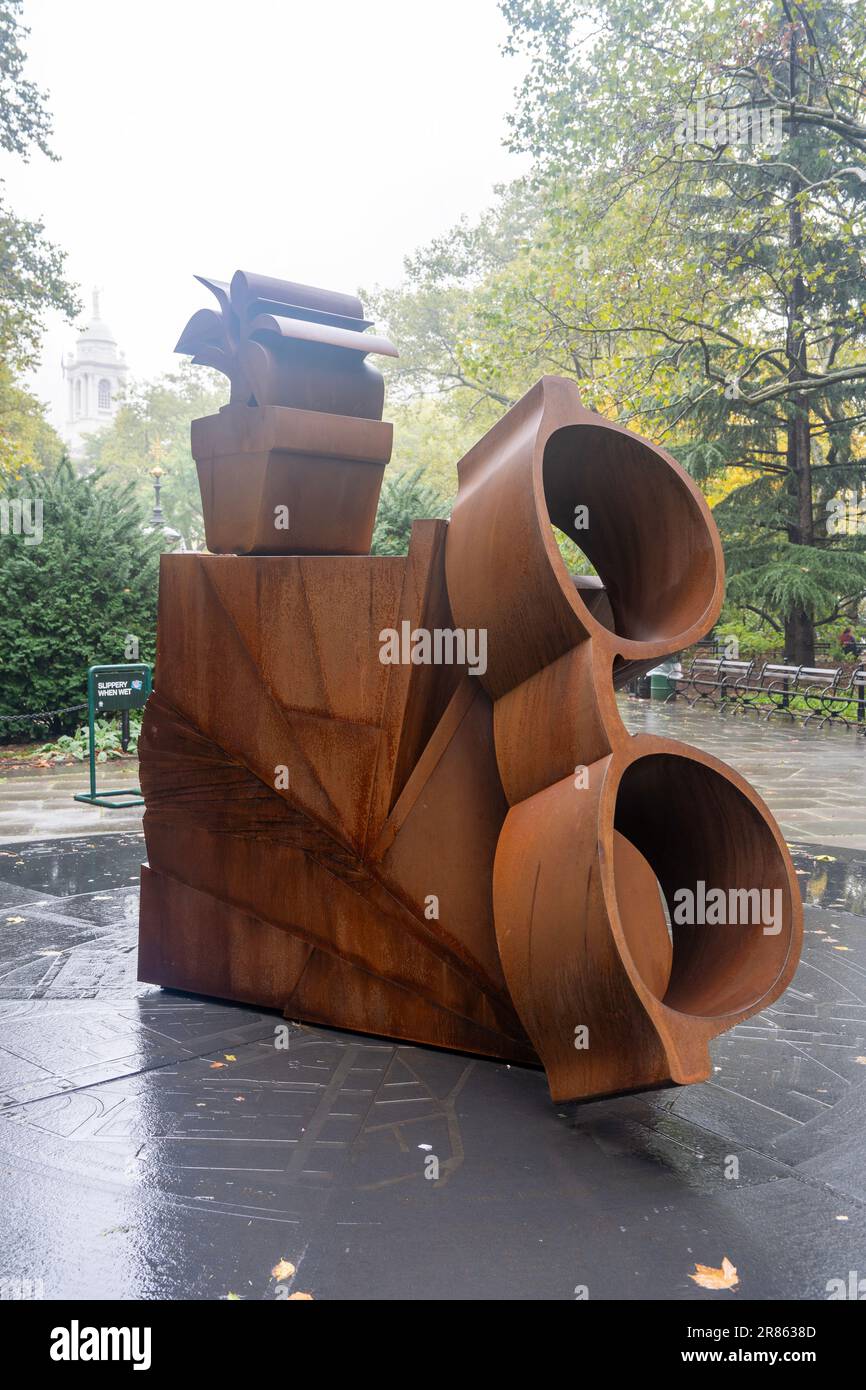 La vida en las esculturas abstractas por Wyatt Kahn arte público en un parque en Manhattan NYC Foto de stock