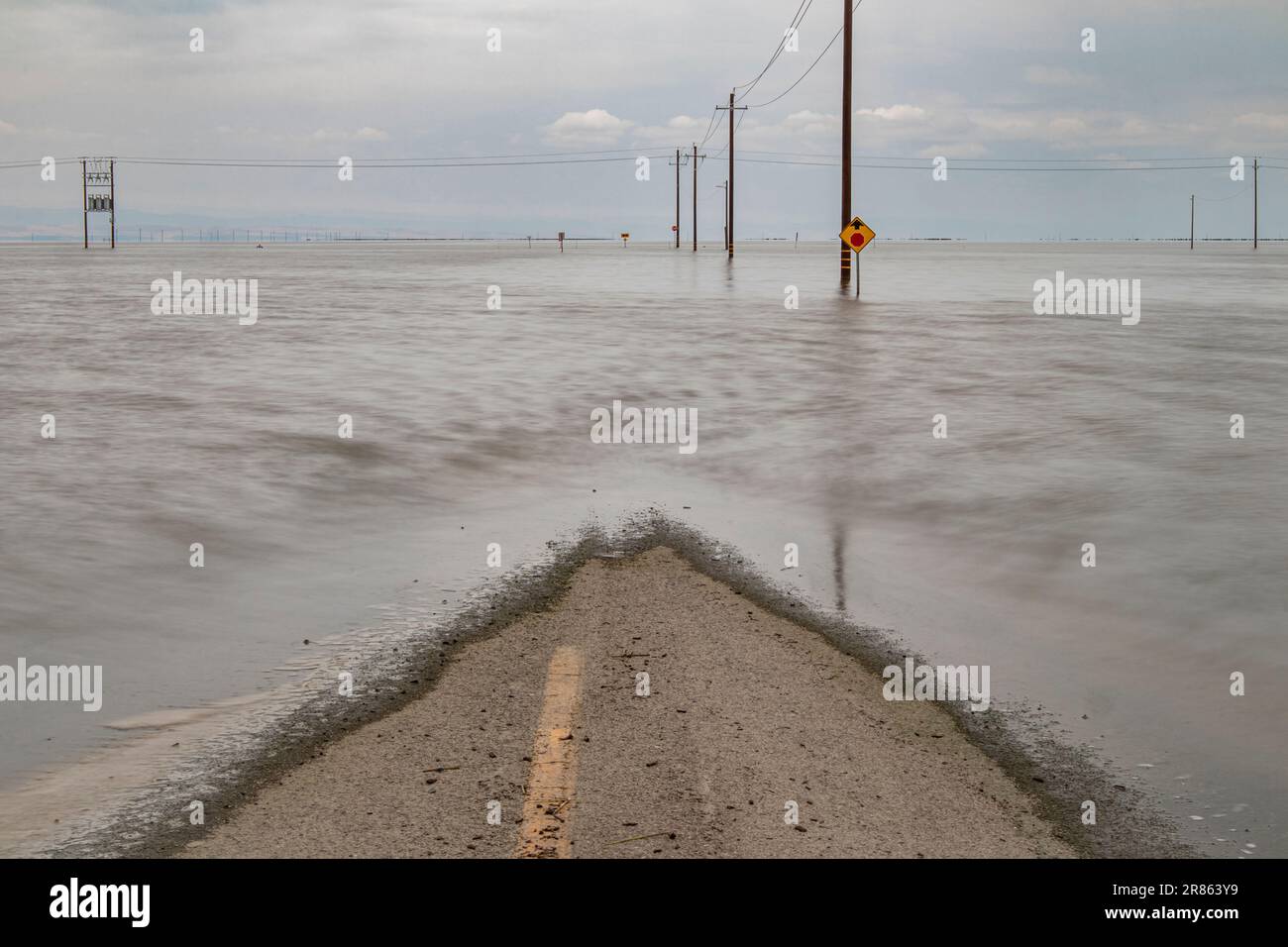 La carretera inundada termina. El lago Tulare, ubicado en el Valle Central de California, ha sido durante décadas un lago seco, pero ha vuelto a la vida después de fuertes lluvias Foto de stock