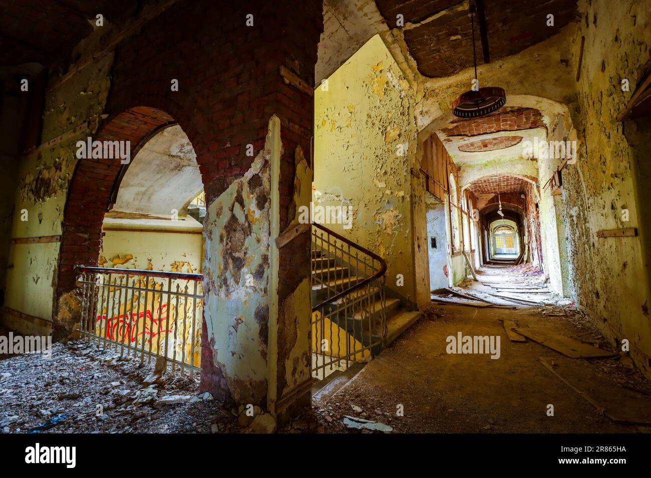 piso vacío en un hotel abandonado Foto de stock