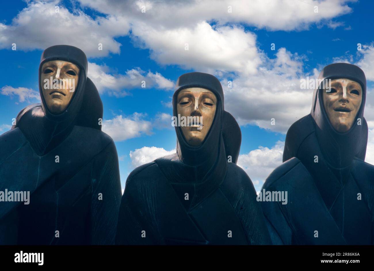 Tres Musas, Teatro Dramático Nacional Lituano, Avenida Gediminas, Vilnius, Lituania por Stanislovas Kuzma Foto de stock