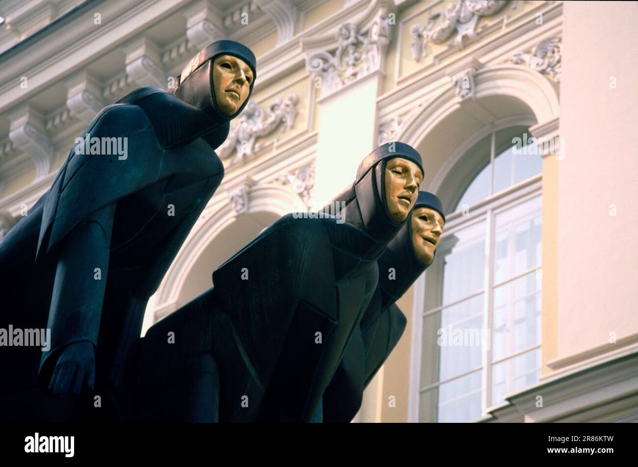 Tres Musas, Teatro Dramático Nacional Lituano, Avenida Gediminas, Vilnius, Lituania por Stanislovas Kuzma Foto de stock